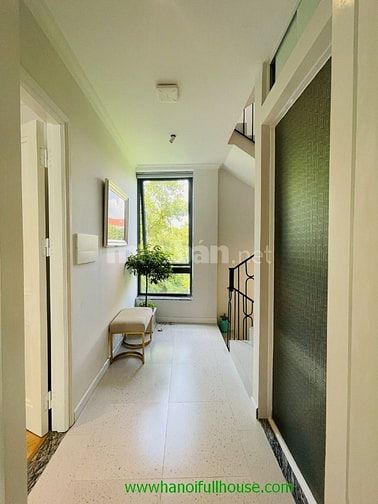 Ngôi nhà 3 phòng ngủ, mới, view Sông đẹp Long Biên cho thuê 0983739032
