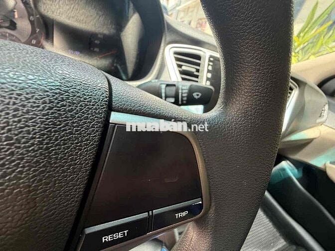 Hyundai Accent 2024 bản tiêu chuẩn màu Trắng