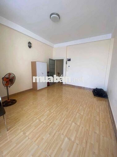 phòng 30m2 có giường nệm, kệ, tủ nhỏ