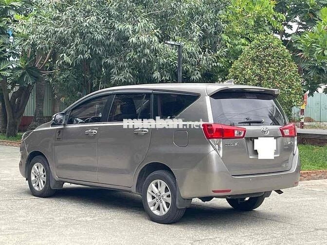 Toyota Innova 2017 Đồng ánh kim