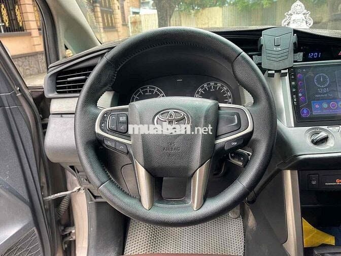 Toyota Innova 2017 Đồng ánh kim