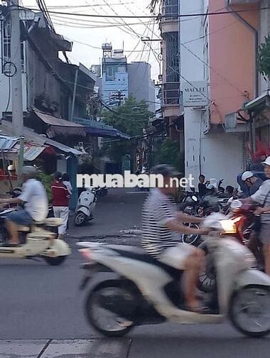 Cho thuê nhà  ngang gần 8m*3,5m, có 1 lầu đường Nguyễn Hữu Hào q4 