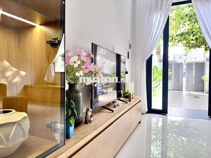 CHO THUÊ NHÀ ĐẸP 2PN FULL NỘI THẤT CÓ SÂN RỘNG KHU PHƯỚC LONG GIÁ 20TR