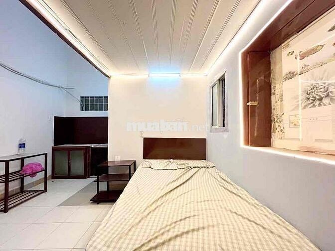 Phòng rộng, cao , gần quận 1, cửa sổ trời