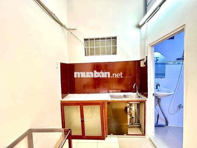 Phòng rộng, cao , gần quận 1, cửa sổ trời