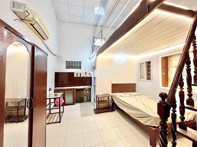 Phòng rộng, cao , gần quận 1, cửa sổ trời