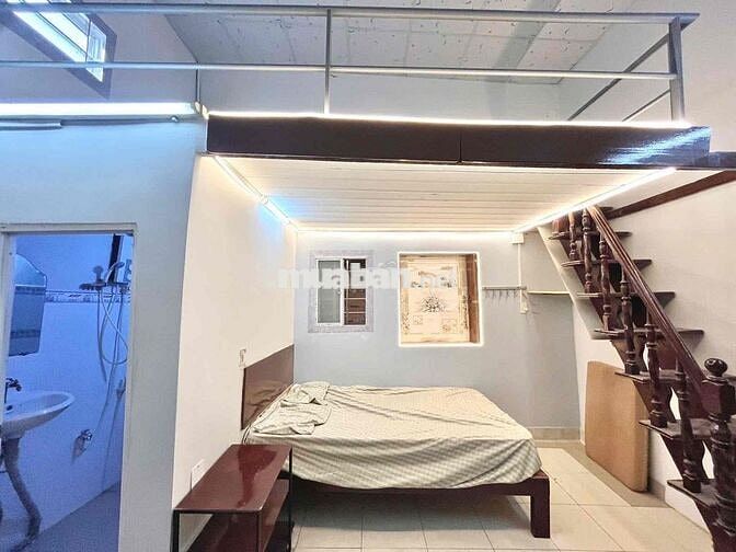 Phòng rộng, cao , gần quận 1, cửa sổ trời