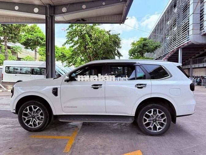 Everest Titanium 4x4 2024 Xuất VAT cao