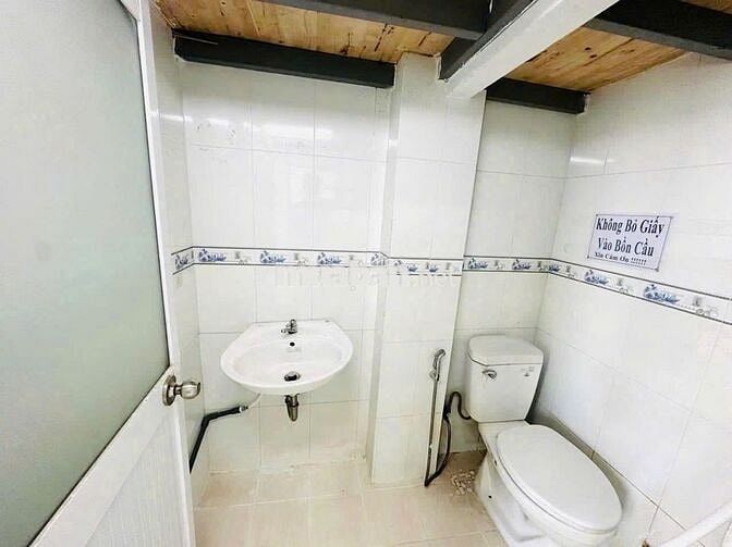 👉 Sau Lưng ĐH Nguyễn Tất Thành