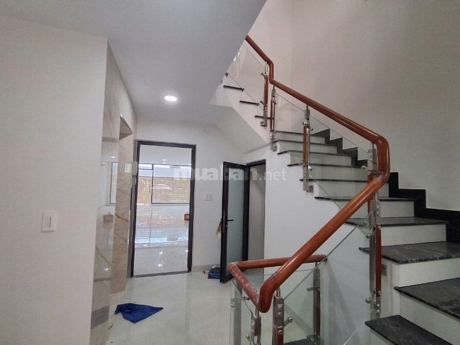 Tòa nhà văn phòng mới xây, sàn trống suốt, thang máy, P. An Phú, Q2