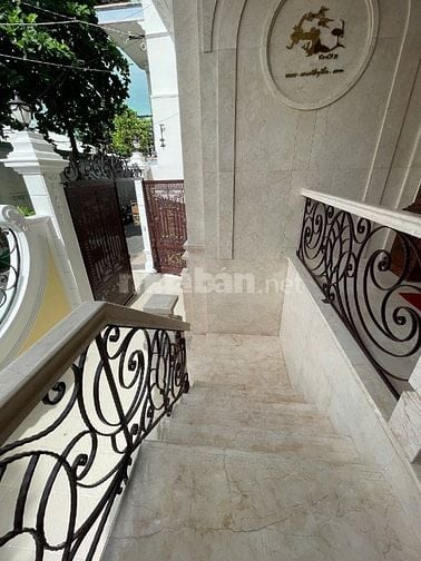 Bán gấp Villa Phố 456/66 Cao Thắng .DT:12,5 x 16m, hầm, 2 lầu,áp mái