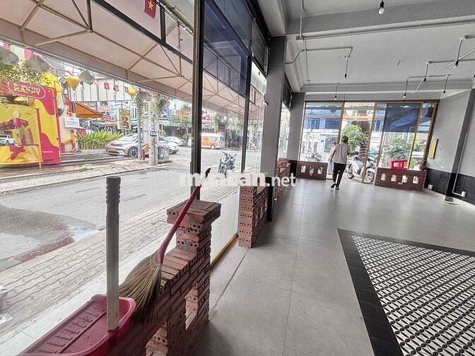 cho thuê MBKD căn góc đẹp cách mặt tiền Nguyễn Thị Thập 50m