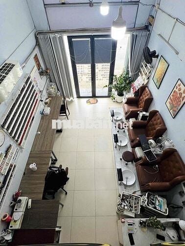 Sang Gấp Tiệm Nail Quận 7 – Full Nội Thất, Vào Làm Ngay – Giá Chỉ 60 T