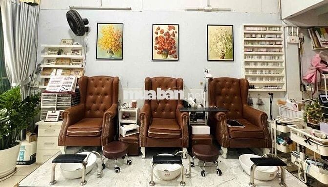 Sang Gấp Tiệm Nail Quận 7 – Full Nội Thất, Vào Làm Ngay – Giá Chỉ 60 T
