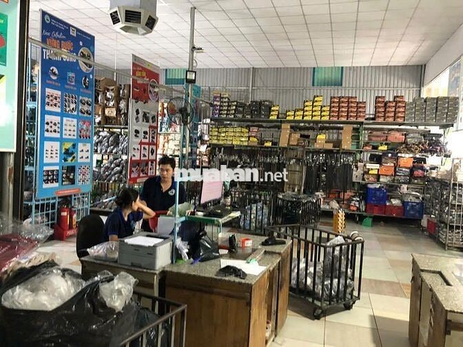 NHÂN VIÊN BÁN HÀNG CỬA HÀNG GIÀY DÉP - DĨ AN