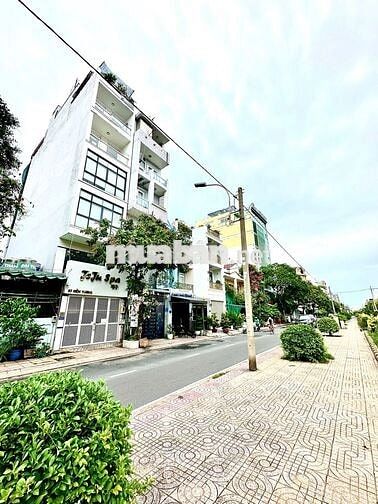 Tòa nhà mặt tiền gần 600m2, thang máy
