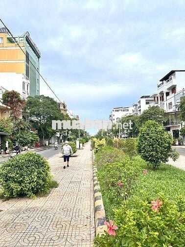 Tòa nhà mặt tiền gần 600m2, thang máy