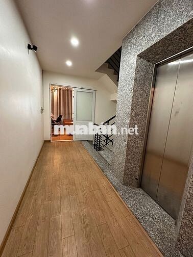 Tòa nhà mặt tiền gần 600m2, thang máy