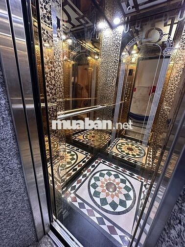 Tòa nhà mặt tiền gần 600m2, thang máy