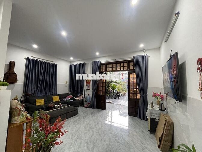 Nhà 2 tầng sân vườn rộng, kiên cố, khu dân trí cao, giá đầu tư