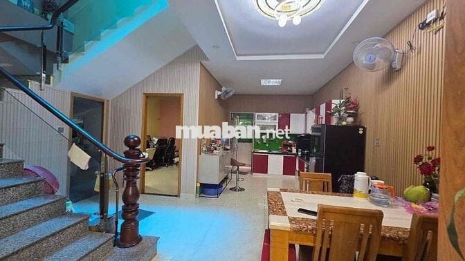 Ngang rộng 6,7m, hẻm xe hơi đậu trông nhà, 3 tầng vị trí đẹp