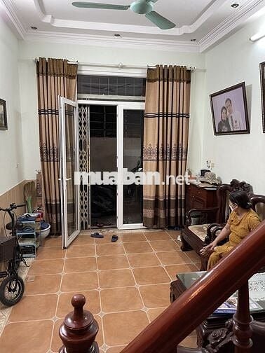 Cho thuê nhà dân xây 4 tầng tại Hào Nam, Hà Nội