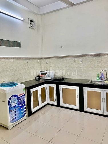 Cho thuê nhà 3 tầng ngã tư Phú Nhuận, 180/5 Phan Đăng Lưu. 17.000.000