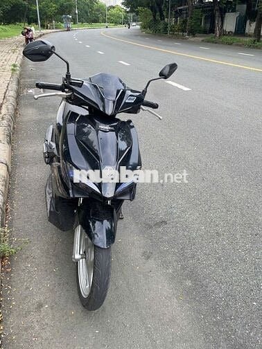 Xe máy Honda Air Blade màu đen, còn mới.