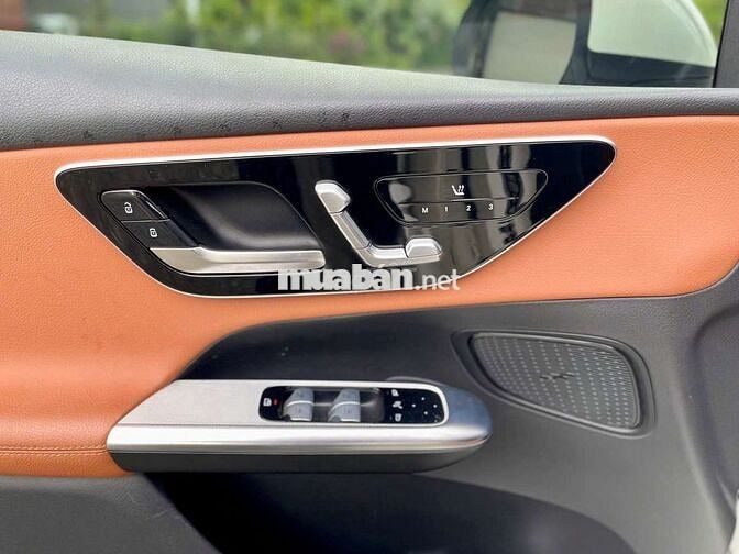 Mercedes GLC 200 4MATIC 2023 Trắng Nâu siêu lướt.
