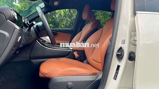 Mercedes GLC 200 4MATIC 2023 Trắng Nâu siêu lướt.