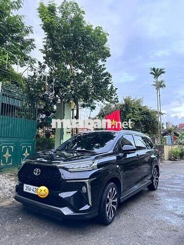 Toyota Innova 7 chỗ màu Đen Xăng