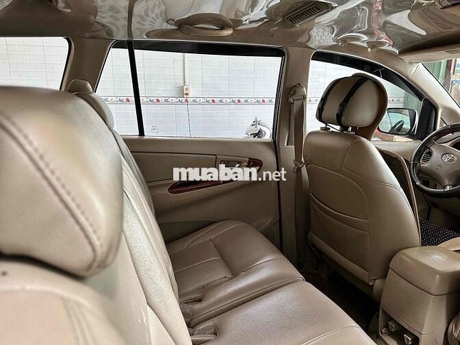 Toyota Innova 8 chỗ Sàn Xăng Bạc