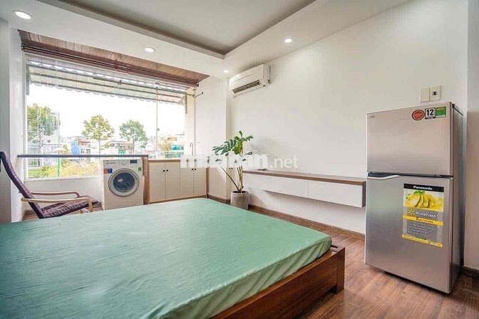 Cho thuê căn hộ ban công - máy giặt riêng mặt tiền Trường Sa Q3