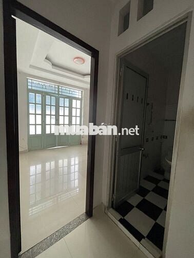 Bán 5,4 tỷ nhà 3 tầng, 4 phòng ngủ, hẻm 5 thông đường Lũy Bán Bích