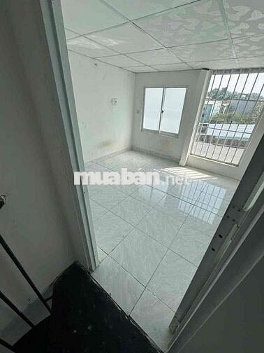 Nhà 2 lầu, điện nước chính thức, có máy lạnh
