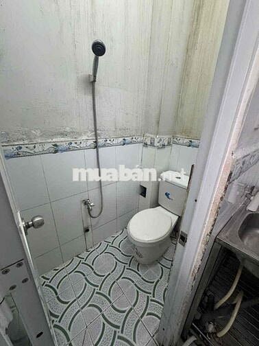 Nhà 2 lầu, điện nước chính thức, có máy lạnh