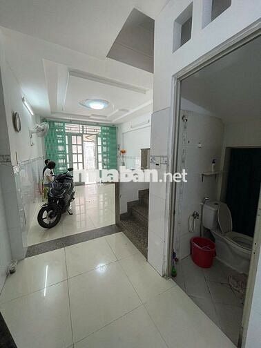 Bán 5,4 tỷ nhà 3 tầng, 4 phòng ngủ, hẻm 5 thông đường Lũy Bán Bích