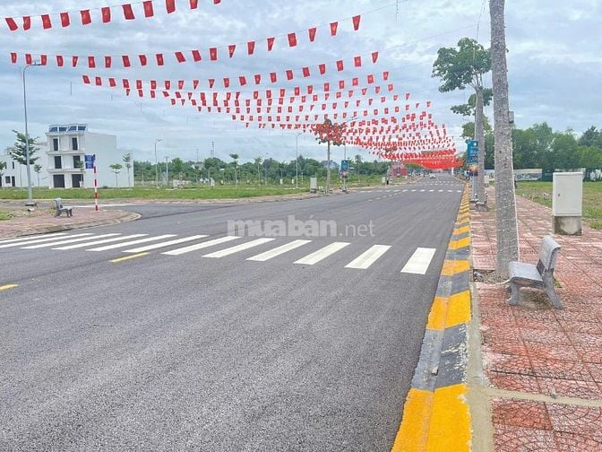 Cần Bán Lô Đất Ngay Cạnh Trường. Mặt Tiền DT.741. Sổ Sẵn Cầm Tay