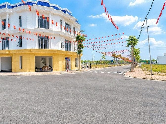 Cần Bán Lô Đất Ngay Cạnh Trường. Mặt Tiền DT.741. Sổ Sẵn Cầm Tay