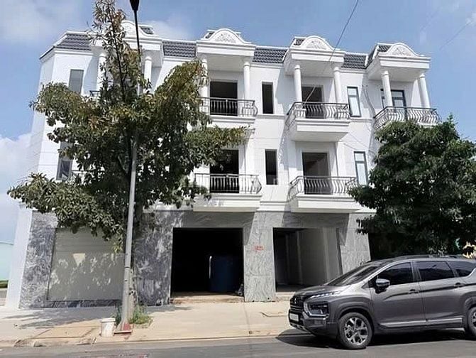 Bán nhà 2 lầu mặt tiền DT747, phù hợp ở hoặc cho thuê 12tr/tháng