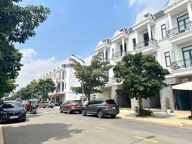 Bán nhà 2 lầu mặt tiền DT747, phù hợp ở hoặc cho thuê 12tr/tháng