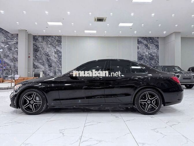 Mercedes-Benz C300 AMG 2019, 1 chủ từ mới chạy ít.