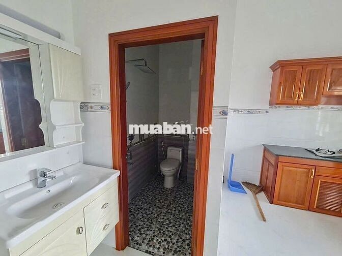 Nhà 2 lầu 5PN có nội thất mặt tiền KDC ĐH Y Dược chỉ 15 triệu