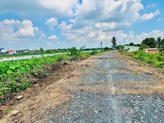 Kèo Thơm Đất Vườn Mặt Tiền Sông Vàm Cỏ Đông . 680 Triệu Hết Sổ .