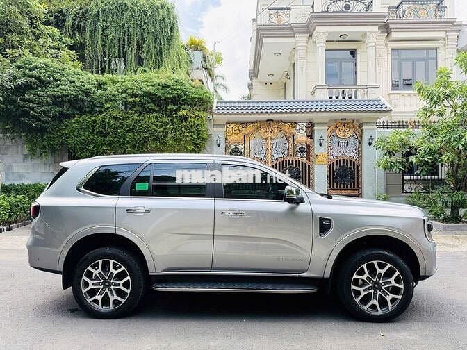 Ford Everest Titanium 2022 26.000km Bạc