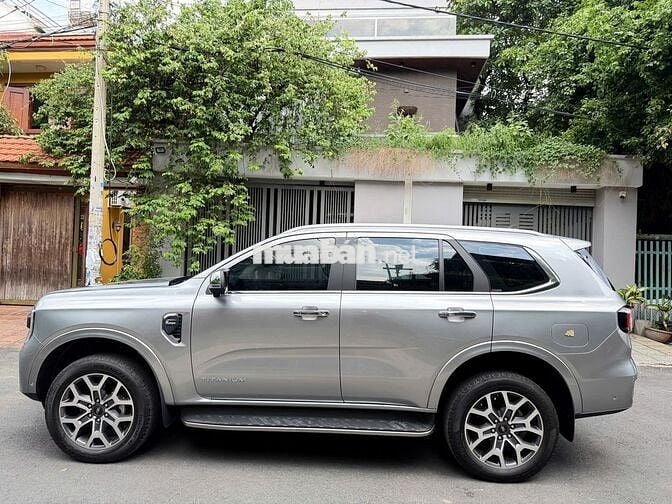 Ford Everest Titanium 2022 26.000km Bạc
