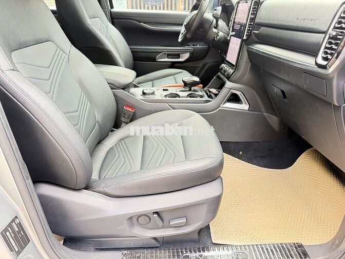 Ford Everest Titanium 2022 26.000km Bạc