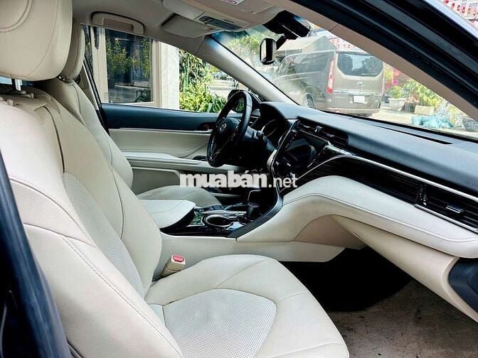 Toyota Camry 2020 2.0G Đen