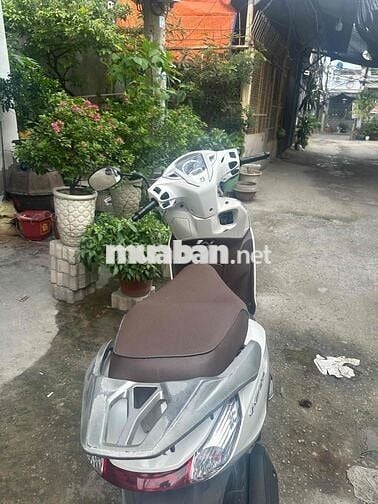 Honda Lead Trắng Xăng