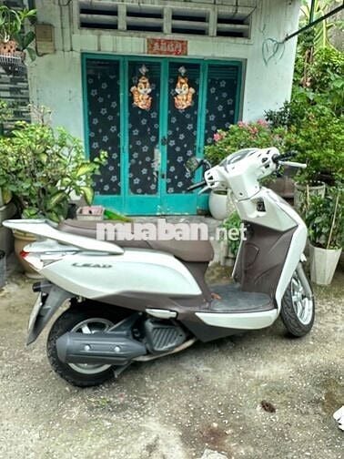 Honda Lead Trắng Xăng